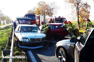 uszkodzone pojazdy i służby ratunkowe w akcji