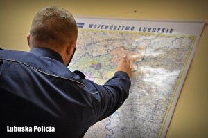 Policjant pokazujący na mapę