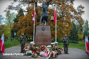 Żołnierze przy pomniku Marszałka Józefa Piłsudskiego.