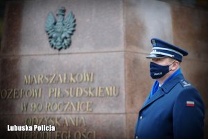 Komendant Wojewódzki Policji w Gorzowie Wielkopolskim na tle pomnika Marszałka Józefa Piłsudskiego.