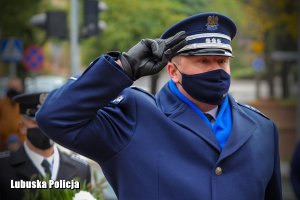 Komendant Wojewódzki Policji oddaje honor.
