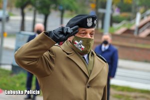 Generał Wojska Polskiego oddaje honor.