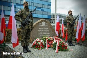 Żołnierze stojący przy pomniku.