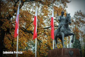 Flagi Polski przy pomniku Marszałka Józefa Piłsudskiego.