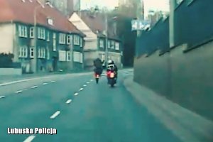 motocyklista jedzie na jednym kole