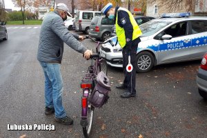 policjant rozmawia z rowerzystą