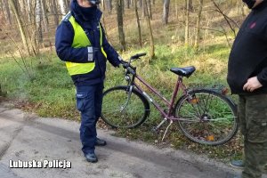 policjant kontroluje rowerzystę