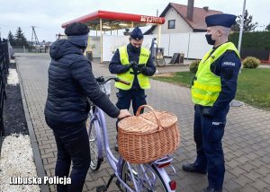 Policjanci podczas legitymowania rowerzystki.