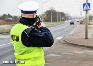 Policjanci kontrolujący prędkość kierowcy