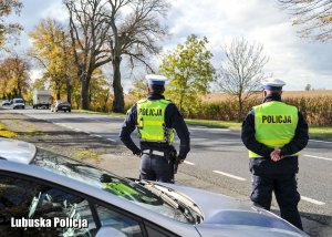 Policjanci ruchu drogowego tyłem