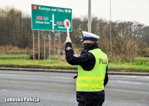 Policjanci ruchu drogowego dający sygnał do zatrzymywania pojazdu