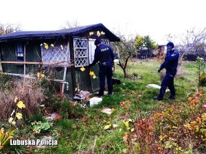 Policjanci sprawdzają ogródki działkowe i altanki czy nie ma tam osób bezdomnych potrzebujących pomocy