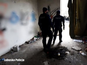 Policjanci sprawdzaj opuszczone pomieszczenia gospodarcze czy nie ma tam osób bezdomnych potrzebujących pomocy
