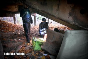Policjantki sprawdzają miejsca przebywania osób bezdomnych.