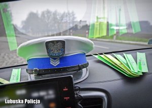 Czapka policjanta ruchu drogowego w radiowozie.