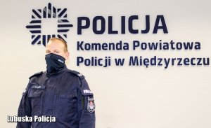 Umundurowany policjant - starszy sierżant Mateusz Guzek.