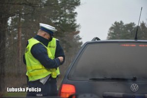 Policjanci ruchu drogowego kontrolujący kierującego autem
