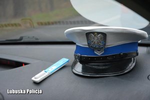 Na kokpicie radiowozu narkotest i policyjna czapka ruchu drogowego