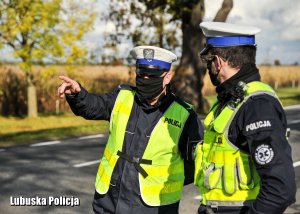 policjanci rozmawiają na drodze