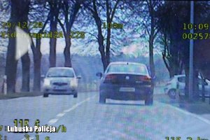 samochód przekraczający prędkości nagrany przez policyjny wideorejestrator