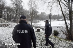 Policjanci podczas sprawdzania zbiorników wodnych w zimie.