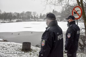 Policjanci podczas sprawdzania zbiorników wodnych w zimie.