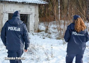 Policjanci sprawdzają miejsca, w których mogą przebywać osoby bezdomne.