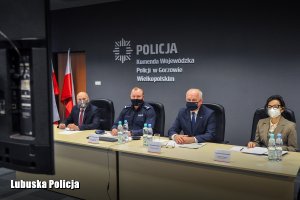 Komendant Wojewódzki Policji w Gorzowie Wielkopolskim oraz zaproszeni goście siedzą w sali konferencyjnej