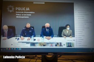 Komendant Wojewódzki Policji w Gorzowie Wielkopolskim oraz zaproszeni goście wyświetlani na ekranie