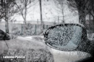 zaśnieżone okno i lusterko boczne pojazdu