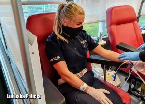 Policjantka podczas oddawania krwi.