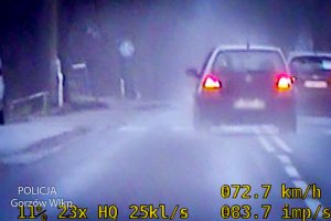 Screen z policyjnego wideorejestratora, gdzie auto wyprzedza inne na przejściu dla pieszych