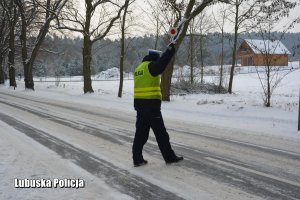 Policjant ruchu drogowego dający znak do zatrzymania