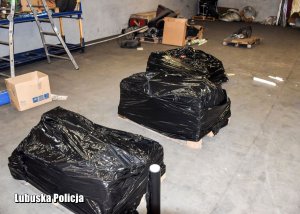 Zabezpieczony skradziony towar w ofoliowanych kartonach na hali
