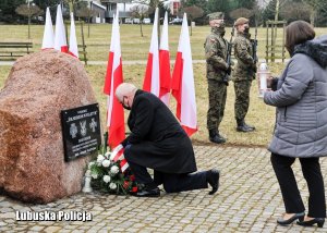 Wojewoda Lubuski składa kwiaty przy obelisku upamiętniajacym Żołnierzy Wyklętych