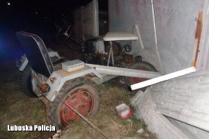 samoróbka ciągnika i uszkodzone ogrodzenie
