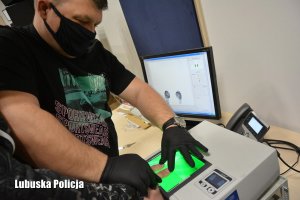 technik kryminalistyki prowadzi badania daktyloskopijne