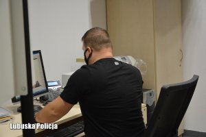 technik kryminalistyki wprowadza dane do komputera