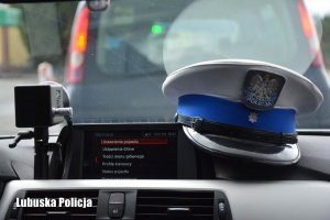 Czapka policjanta ruchu drogowego na kokpicie radiowozu