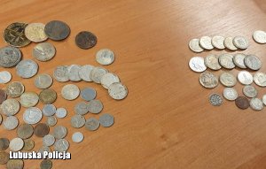 monety leżą na stole