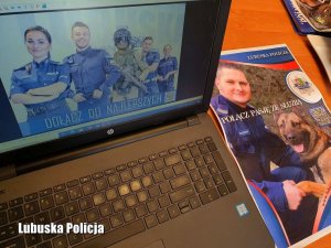 Laptop i ulotki informacyjne dotyczące naboru do lubuskiej policji
