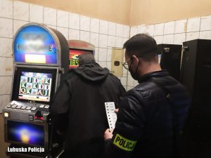 Policjanci zabezpieczają automaty do gier