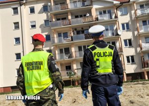 Żołnierz i policjant podczas sprawdzania kwarantanny.