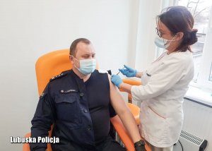 Policjant zaszczepiany przez pielęgniarkę.