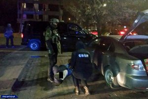 Policjanci z Centralnego Biura Śledczego Policji zatrzymują osobę podejrzaną
