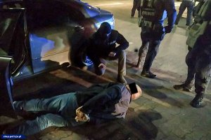 Policjanci z Centralnego Biura Śledczego Policji zatrzymują osobę podejrzaną