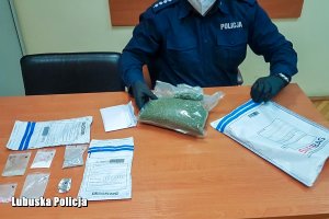 policjant przegląda zabezpieczone narkotyki