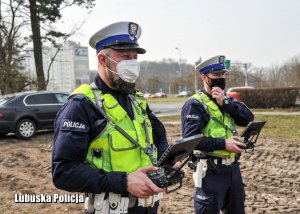 Policjanci sterujący dronem