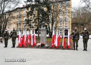 Warta honorowa Wojska Polskiego przy pomniku Rotmistrza Pileckiego