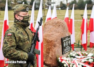 Żołnierz w warcie honorowej przy obelisku Żołnierzy Wyklętych
